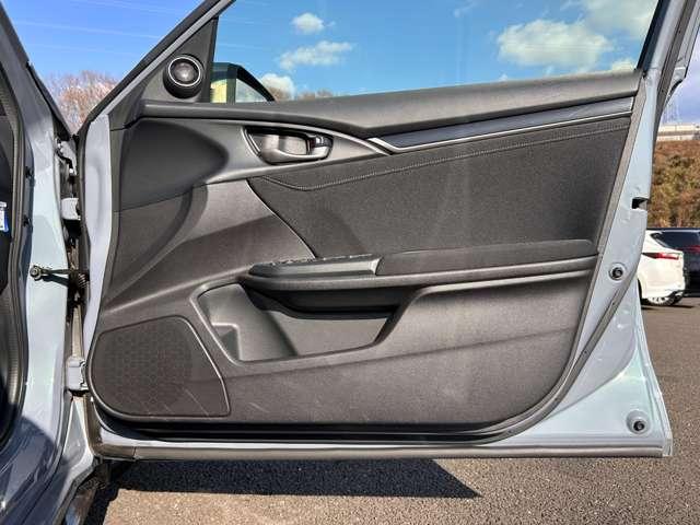 シビック ハッチバック ホンダセンシング 令和2年後期型!6速マニュアル車!アイドリングストップ!ホンダセンシング!ギャザーズナビ&フルセグTV&DVD&BT&バックカメラ!LEDヘッドライト!オートライト!純正アルミ!E(52枚目)