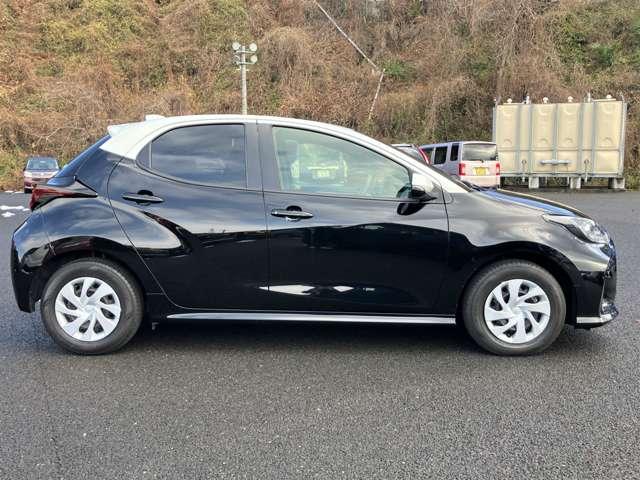 ヤリス ハイブリッドＧ　ツートーンカラー！セーフティセンス！ブラインドスポットモニター！純正ナビ＆フルセグＴＶ＆ＢＴ！パノラミックビューモニター！オートライト！ビルトインＥＴＣ！スマートエントリー／スター（7枚目）