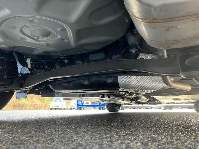 ヤリス ハイブリッドＧ　ツートーンカラー！セーフティセンス！ブラインドスポットモニター！純正ナビ＆フルセグＴＶ＆ＢＴ！パノラミックビューモニター！オートライト！ビルトインＥＴＣ！スマートエントリー／スター（37枚目）