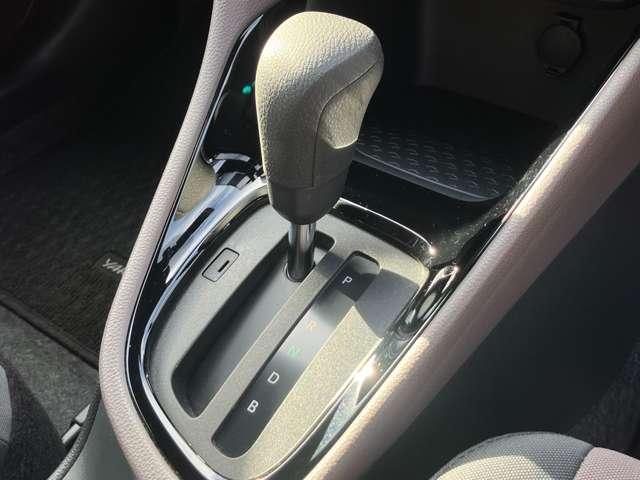 ヤリス ハイブリッドＧ　ツートーンカラー！セーフティセンス！ブラインドスポットモニター！純正ナビ＆フルセグＴＶ＆ＢＴ！パノラミックビューモニター！オートライト！ビルトインＥＴＣ！スマートエントリー／スター（40枚目）