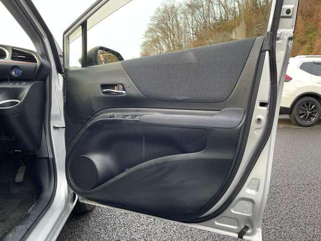 シエンタ ハイブリッドＧ　セーフティセンスＣ！純正ナビ＆フルセグＴＶ＆ＤＶＤ＆ＢＴ＆バックカメラ！両側パワースライドドア！純正アルミ！スマートエントリー／プッシュスタートシステム！純正ＥＴＣ！（29枚目）