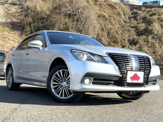 クラウンハイブリッド ロイヤルサルーン　Ｆｏｕｒ　ブラックスタイル　４ＷＤ！プリクラッシュセーフティシステム！レーダークルコン！インテリジェントクリアランスソナー！ムーンルーフ！純正ナビ＆フルセグＴＶ＆ＢＴ＆バックカメラ！ＨＩＤヘッドライト！オート（3枚目）