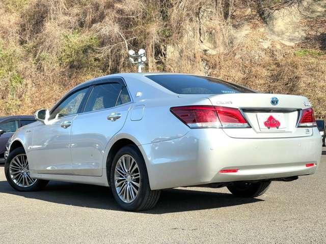 クラウンハイブリッド ロイヤルサルーン　Ｆｏｕｒ　ブラックスタイル　４ＷＤ！プリクラッシュセーフティシステム！レーダークルコン！インテリジェントクリアランスソナー！ムーンルーフ！純正ナビ＆フルセグＴＶ＆ＢＴ＆バックカメラ！ＨＩＤヘッドライト！オート（6枚目）