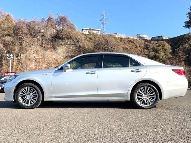 クラウンハイブリッド ロイヤルサルーン　Ｆｏｕｒ　ブラックスタイル　４ＷＤ！プリクラッシュセーフティシステム！レーダークルコン！インテリジェントクリアランスソナー！ムーンルーフ！純正ナビ＆フルセグＴＶ＆ＢＴ＆バックカメラ！ＨＩＤヘッドライト！オート（9枚目）