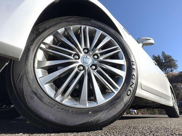 クラウンハイブリッド ロイヤルサルーン　Ｆｏｕｒ　ブラックスタイル　４ＷＤ！プリクラッシュセーフティシステム！レーダークルコン！インテリジェントクリアランスソナー！ムーンルーフ！純正ナビ＆フルセグＴＶ＆ＢＴ＆バックカメラ！ＨＩＤヘッドライト！オート（11枚目）