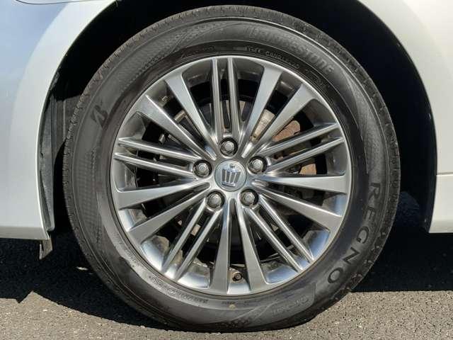 クラウンハイブリッド ロイヤルサルーン　Ｆｏｕｒ　ブラックスタイル　４ＷＤ！プリクラッシュセーフティシステム！レーダークルコン！インテリジェントクリアランスソナー！ムーンルーフ！純正ナビ＆フルセグＴＶ＆ＢＴ＆バックカメラ！ＨＩＤヘッドライト！オート（13枚目）