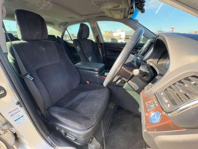 クラウンハイブリッド ロイヤルサルーン　Ｆｏｕｒ　ブラックスタイル　４ＷＤ！プリクラッシュセーフティシステム！レーダークルコン！インテリジェントクリアランスソナー！ムーンルーフ！純正ナビ＆フルセグＴＶ＆ＢＴ＆バックカメラ！ＨＩＤヘッドライト！オート（18枚目）