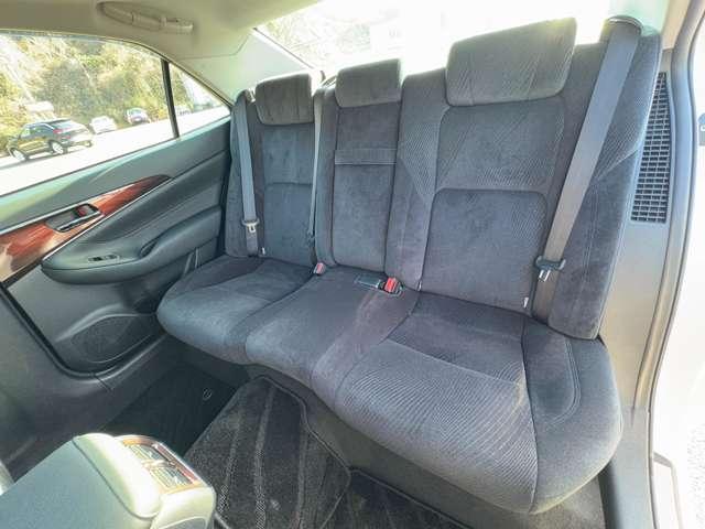 クラウンハイブリッド ロイヤルサルーン　Ｆｏｕｒ　ブラックスタイル　４ＷＤ！プリクラッシュセーフティシステム！レーダークルコン！インテリジェントクリアランスソナー！ムーンルーフ！純正ナビ＆フルセグＴＶ＆ＢＴ＆バックカメラ！ＨＩＤヘッドライト！オート（24枚目）