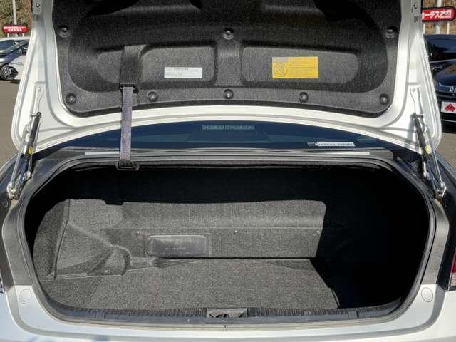 クラウンハイブリッド ロイヤルサルーン　Ｆｏｕｒ　ブラックスタイル　４ＷＤ！プリクラッシュセーフティシステム！レーダークルコン！インテリジェントクリアランスソナー！ムーンルーフ！純正ナビ＆フルセグＴＶ＆ＢＴ＆バックカメラ！ＨＩＤヘッドライト！オート（25枚目）