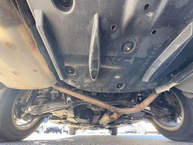 クラウンハイブリッド ロイヤルサルーン　Ｆｏｕｒ　ブラックスタイル　４ＷＤ！プリクラッシュセーフティシステム！レーダークルコン！インテリジェントクリアランスソナー！ムーンルーフ！純正ナビ＆フルセグＴＶ＆ＢＴ＆バックカメラ！ＨＩＤヘッドライト！オート（30枚目）