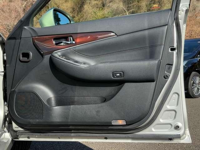 クラウンハイブリッド ロイヤルサルーン　Ｆｏｕｒ　ブラックスタイル　４ＷＤ！プリクラッシュセーフティシステム！レーダークルコン！インテリジェントクリアランスソナー！ムーンルーフ！純正ナビ＆フルセグＴＶ＆ＢＴ＆バックカメラ！ＨＩＤヘッドライト！オート（33枚目）