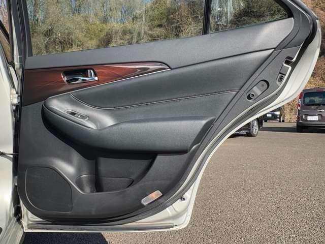 クラウンハイブリッド ロイヤルサルーン　Ｆｏｕｒ　ブラックスタイル　４ＷＤ！プリクラッシュセーフティシステム！レーダークルコン！インテリジェントクリアランスソナー！ムーンルーフ！純正ナビ＆フルセグＴＶ＆ＢＴ＆バックカメラ！ＨＩＤヘッドライト！オート（35枚目）