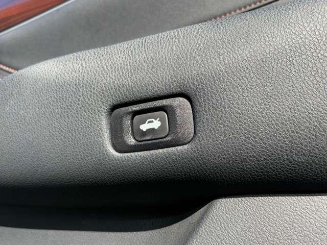 クラウンハイブリッド ロイヤルサルーン　Ｆｏｕｒ　ブラックスタイル　４ＷＤ！プリクラッシュセーフティシステム！レーダークルコン！インテリジェントクリアランスソナー！ムーンルーフ！純正ナビ＆フルセグＴＶ＆ＢＴ＆バックカメラ！ＨＩＤヘッドライト！オート（37枚目）