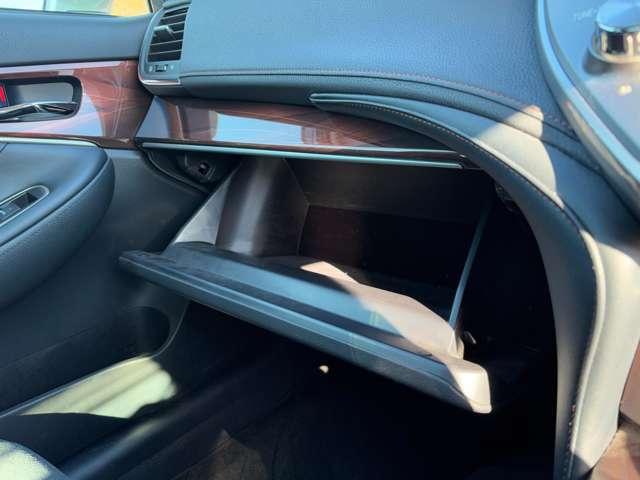 クラウンハイブリッド ロイヤルサルーン　Ｆｏｕｒ　ブラックスタイル　４ＷＤ！プリクラッシュセーフティシステム！レーダークルコン！インテリジェントクリアランスソナー！ムーンルーフ！純正ナビ＆フルセグＴＶ＆ＢＴ＆バックカメラ！ＨＩＤヘッドライト！オート（53枚目）