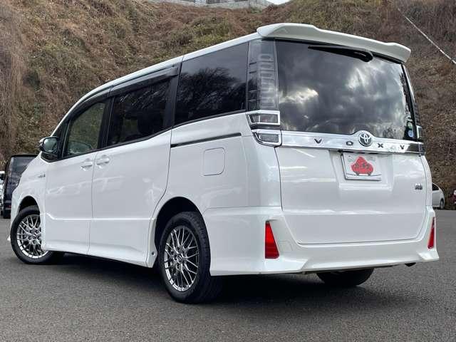 ヴォクシー ハイブリッドＺＳ　２９年後期型！セーフティセンスＣ！クルーズコントロール！純正ナビ＆フルセグＴＶ＆ＢＴ！フロント＆バックカメラ！両側パワースライドドア！ＬＥＤヘッドライト！オートライト！純正アルミ！（6枚目）