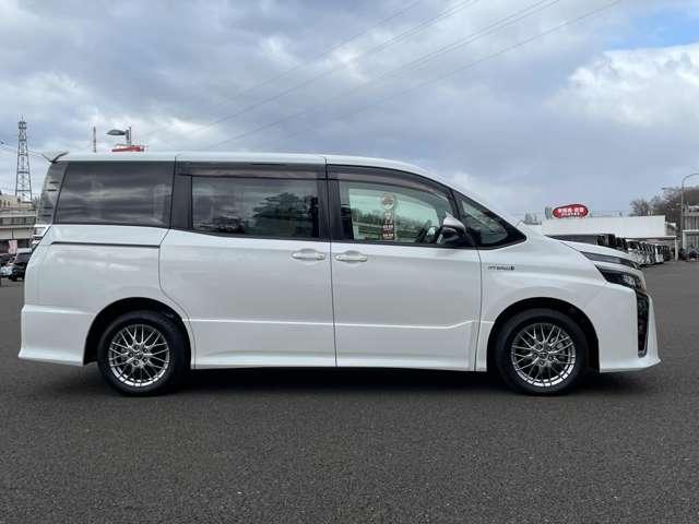 ヴォクシー ハイブリッドＺＳ　２９年後期型！セーフティセンスＣ！クルーズコントロール！純正ナビ＆フルセグＴＶ＆ＢＴ！フロント＆バックカメラ！両側パワースライドドア！ＬＥＤヘッドライト！オートライト！純正アルミ！（9枚目）