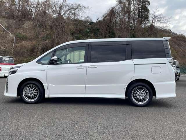 ヴォクシー ハイブリッドＺＳ　２９年後期型！セーフティセンスＣ！クルーズコントロール！純正ナビ＆フルセグＴＶ＆ＢＴ！フロント＆バックカメラ！両側パワースライドドア！ＬＥＤヘッドライト！オートライト！純正アルミ！（10枚目）