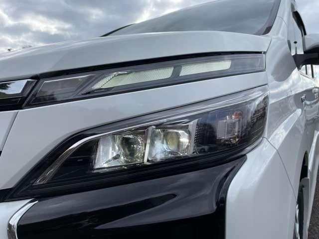 ヴォクシー ハイブリッドＺＳ　２９年後期型！セーフティセンスＣ！クルーズコントロール！純正ナビ＆フルセグＴＶ＆ＢＴ！フロント＆バックカメラ！両側パワースライドドア！ＬＥＤヘッドライト！オートライト！純正アルミ！（11枚目）