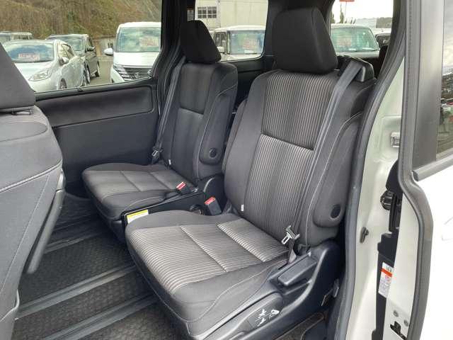 ヴォクシー ハイブリッドＺＳ　２９年後期型！セーフティセンスＣ！クルーズコントロール！純正ナビ＆フルセグＴＶ＆ＢＴ！フロント＆バックカメラ！両側パワースライドドア！ＬＥＤヘッドライト！オートライト！純正アルミ！（27枚目）