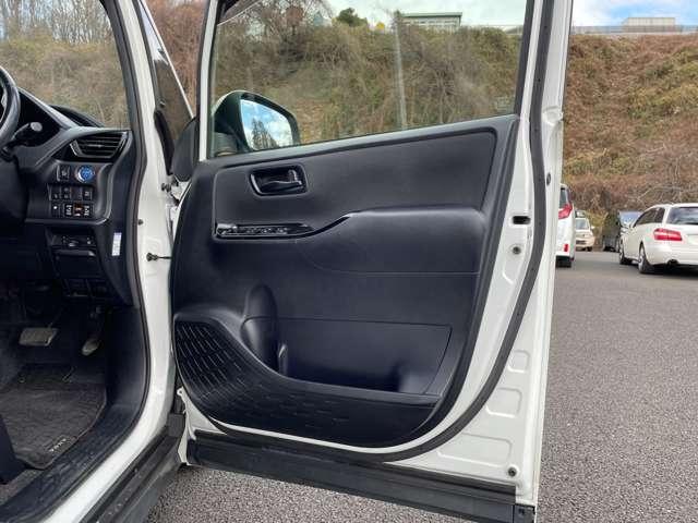 ヴォクシー ハイブリッドＺＳ　２９年後期型！セーフティセンスＣ！クルーズコントロール！純正ナビ＆フルセグＴＶ＆ＢＴ！フロント＆バックカメラ！両側パワースライドドア！ＬＥＤヘッドライト！オートライト！純正アルミ！（30枚目）