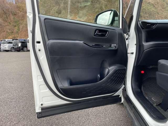 ヴォクシー ハイブリッドＺＳ　２９年後期型！セーフティセンスＣ！クルーズコントロール！純正ナビ＆フルセグＴＶ＆ＢＴ！フロント＆バックカメラ！両側パワースライドドア！ＬＥＤヘッドライト！オートライト！純正アルミ！（31枚目）