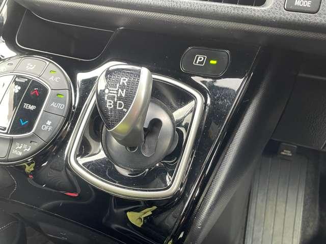 ヴォクシー ハイブリッドＺＳ　２９年後期型！セーフティセンスＣ！クルーズコントロール！純正ナビ＆フルセグＴＶ＆ＢＴ！フロント＆バックカメラ！両側パワースライドドア！ＬＥＤヘッドライト！オートライト！純正アルミ！（52枚目）