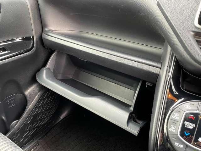 ヴォクシー ハイブリッドＺＳ　２９年後期型！セーフティセンスＣ！クルーズコントロール！純正ナビ＆フルセグＴＶ＆ＢＴ！フロント＆バックカメラ！両側パワースライドドア！ＬＥＤヘッドライト！オートライト！純正アルミ！（55枚目）