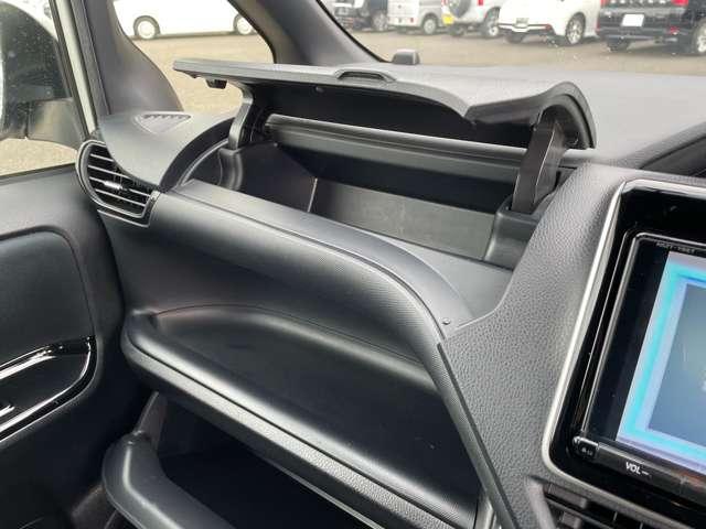 ヴォクシー ハイブリッドＺＳ　２９年後期型！セーフティセンスＣ！クルーズコントロール！純正ナビ＆フルセグＴＶ＆ＢＴ！フロント＆バックカメラ！両側パワースライドドア！ＬＥＤヘッドライト！オートライト！純正アルミ！（56枚目）