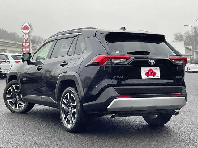 ＲＡＶ４ ２．０アドベンチャー　４ＷＤ（５名）　セーフティセンス！ブラック合皮スポーティシート！運転席パワーシート！純正ナビ＆フルセグＴＶ＆ＢＴ＆バックカメラ！ＬＥＤヘッドライト！オートライト！純正アルミ！ビルトインＥＴＣ！スマ（6枚目）