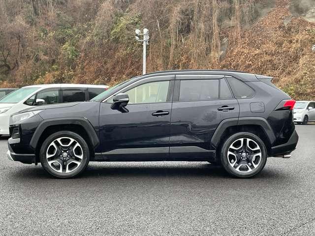 ＲＡＶ４ ２．０アドベンチャー　４ＷＤ（５名）　セーフティセンス！ブラック合皮スポーティシート！運転席パワーシート！純正ナビ＆フルセグＴＶ＆ＢＴ＆バックカメラ！ＬＥＤヘッドライト！オートライト！純正アルミ！ビルトインＥＴＣ！スマ（10枚目）