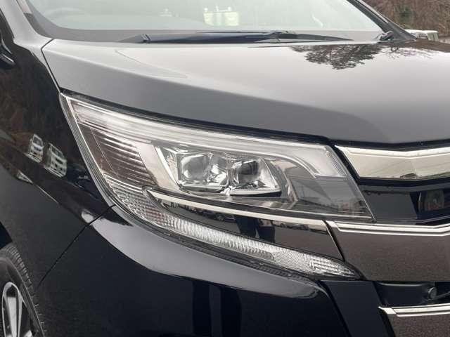 ノア ２．０Ｓｉ　ＷｘＢＩＩ　７名　アイドリングストップ！セーフティセンス！純正ナビ＆フルセグＴＶ＆ＢＴ＆バックカメラ！両側パワースライドドア！ＬＥＤヘッドライト！オートライト！純正アルミ！半革シート！ビルトインＥＴ（11枚目）