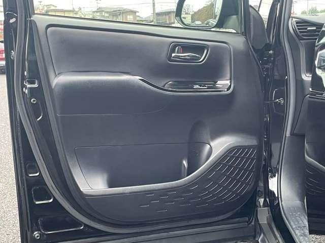 ノア ２．０Ｓｉ　ＷｘＢＩＩ　７名　アイドリングストップ！セーフティセンス！純正ナビ＆フルセグＴＶ＆ＢＴ＆バックカメラ！両側パワースライドドア！ＬＥＤヘッドライト！オートライト！純正アルミ！半革シート！ビルトインＥＴ（32枚目）