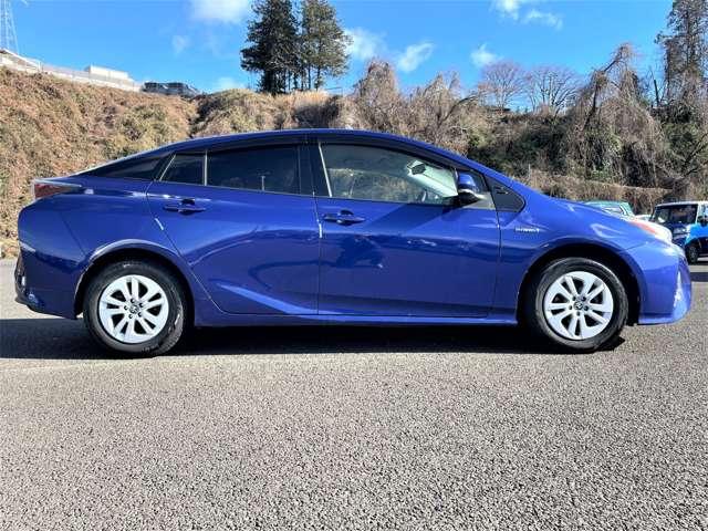 プリウス １．８Ｓツーリングセレクション　Ｅ－Ｆｏｕｒ　４ＷＤ　５名　トヨタセーフティセンスＰ！社外ナビ／フルセグＴＶ／バックカメラ！オートライト！ＥＴＣ！スマートキー！合皮シート！（9枚目）