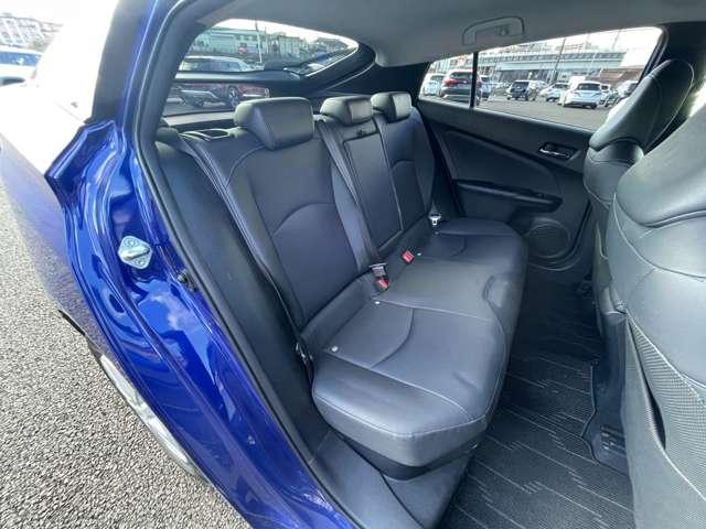 プリウス １．８Ｓツーリングセレクション　Ｅ－Ｆｏｕｒ　４ＷＤ　５名　トヨタセーフティセンスＰ！社外ナビ／フルセグＴＶ／バックカメラ！オートライト！ＥＴＣ！スマートキー！合皮シート！（22枚目）