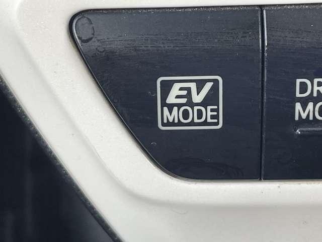 プリウス １．８Ｓツーリングセレクション　Ｅ－Ｆｏｕｒ　４ＷＤ　５名　トヨタセーフティセンスＰ！社外ナビ／フルセグＴＶ／バックカメラ！オートライト！ＥＴＣ！スマートキー！合皮シート！（42枚目）