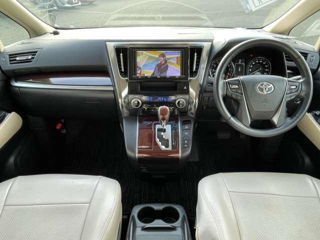 アルファード ２．５Ｘ　プリクラッシュセーフティシステム／レーダークルコン！純正ナビ＆フルセグＴＶ＆ＢＴ＆バックカメラ！フリップダウンモニター！両側パワースライドドア！ＬＥＤヘッドライト！オートライト！純正アルミ！禁煙車！（14枚目）