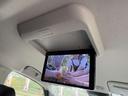 「フリップダウンモニター」　ＴＶやＤＶＤを視聴できるので、後席の家族を飽きさせません！