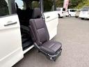 「後席リフトアップシート」スイッチで車外まで運んでくれる便利な電動シートです！これで乗り降りも楽々☆