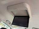 「フリップダウンモニター」　ＴＶやＤＶＤを視聴できるので、後席の家族を飽きさせません！