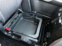 助手席座面下にもありがたい収納スペース♪