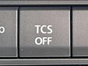 「トラクションコントロールシステム」滑りやすい路面でタイヤが空転するのを防ぐ安全装置です。ぬかるみなどから脱出する際はオフにします♪♪