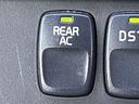 リアへのエアコン操作時はこちらのボタンを操作します!