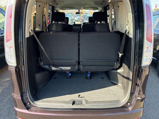 セレナ ハイウェイスター 4WD ETC オートクルーズコントロール 両側電動スライドドア スマートキー アイドリングストップ 電動格納ミラー 3列シート CVT アルミホイール 盗難防止システム 衝突安全ボディ ABS(7枚目)