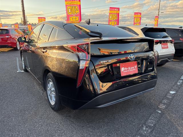 プリウス Ｓ　４ＷＤ　ＥＴＣ　レーンアシスト　オートクルーズコントロール　バックカメラ　アルミホイール　オートマチックハイビーム　オートライト　ＬＥＤヘッドランプ　ＣＶＴ　スマートキー　アイドリングストップ（4枚目）