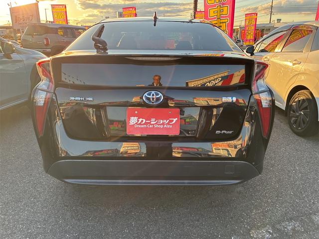 プリウス Ｓ　４ＷＤ　ＥＴＣ　レーンアシスト　オートクルーズコントロール　バックカメラ　アルミホイール　オートマチックハイビーム　オートライト　ＬＥＤヘッドランプ　ＣＶＴ　スマートキー　アイドリングストップ（6枚目）