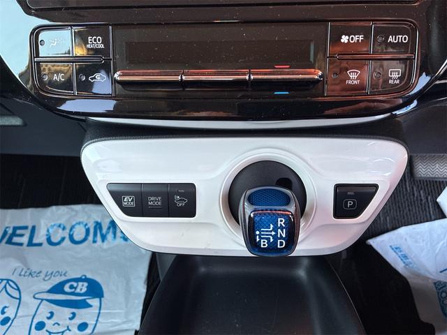 プリウス Ｓ　４ＷＤ　ＥＴＣ　レーンアシスト　オートクルーズコントロール　バックカメラ　アルミホイール　オートマチックハイビーム　オートライト　ＬＥＤヘッドランプ　ＣＶＴ　スマートキー　アイドリングストップ（13枚目）