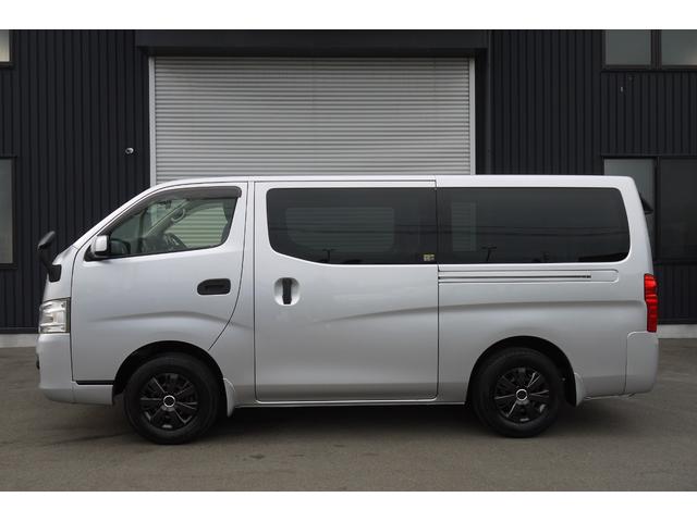 NV350キャラバンバン ロングDXターボ 4WD ディーゼルターボ 低床 リアヒーター プライバシーガラス 両側スライドドア Bluetooth対応純正メモリーナビ ハンズフリー バックカメラ キーレス 社外ブラックホイールキャップ(6枚目)