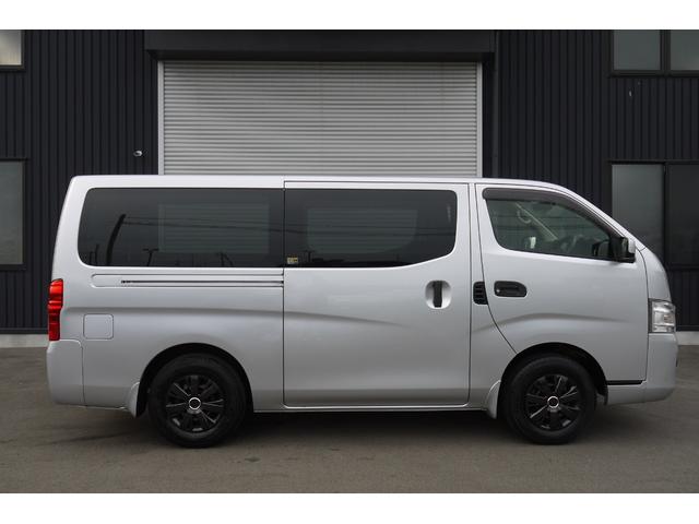 NV350キャラバンバン ロングDXターボ 4WD ディーゼルターボ 低床 リアヒーター プライバシーガラス 両側スライドドア Bluetooth対応純正メモリーナビ ハンズフリー バックカメラ キーレス 社外ブラックホイールキャップ(7枚目)