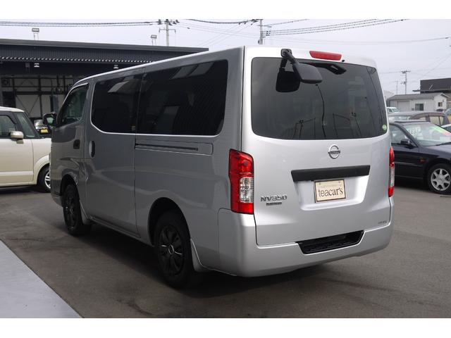 NV350キャラバンバン ロングDXターボ 4WD ディーゼルターボ 低床 リアヒーター プライバシーガラス 両側スライドドア Bluetooth対応純正メモリーナビ ハンズフリー バックカメラ キーレス 社外ブラックホイールキャップ(9枚目)