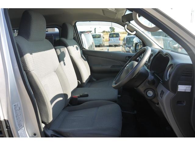 NV350キャラバンバン ロングDXターボ 4WD ディーゼルターボ 低床 リアヒーター プライバシーガラス 両側スライドドア Bluetooth対応純正メモリーナビ ハンズフリー バックカメラ キーレス 社外ブラックホイールキャップ(13枚目)